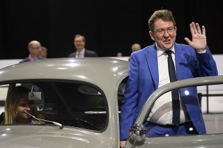 Le ministre de l'énergie Albert Rösti (ici au Salon de l'auto de Genève), plaide lundi pour la grande réforme de l'énergie. Les besoins en électricité augmentent (archives). KEYSTONE/MARTIAL TREZZINI